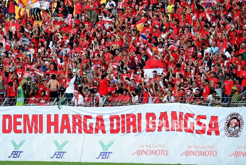 Ribuan pendukung Timnas Sepakbola Indonesia memadati Stadion Selayang, Malaysia, Ahad (20/8).