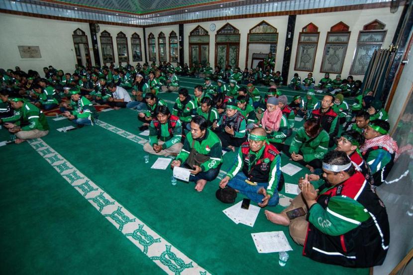 Ribuan pengemudi Grab di berbagai kota di Indonesia menggelar doa bersama untuk warga Palestina.