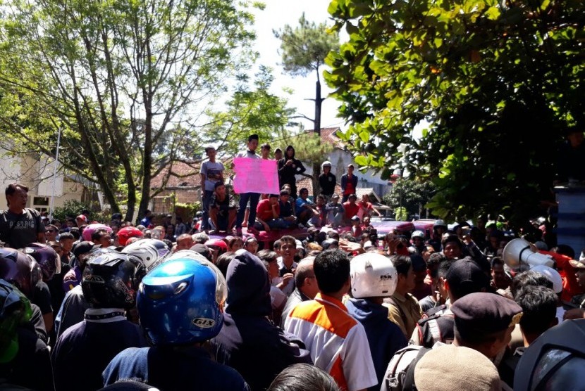 Ribuan pengemudi ojek pangkalan dan angkutan kota (angkot) menggelar aksi unjuk rasa di Kantor Dishub Kota Sukabumi. Mereka meminta agar angkutan daring di Sukabumi ditutup.