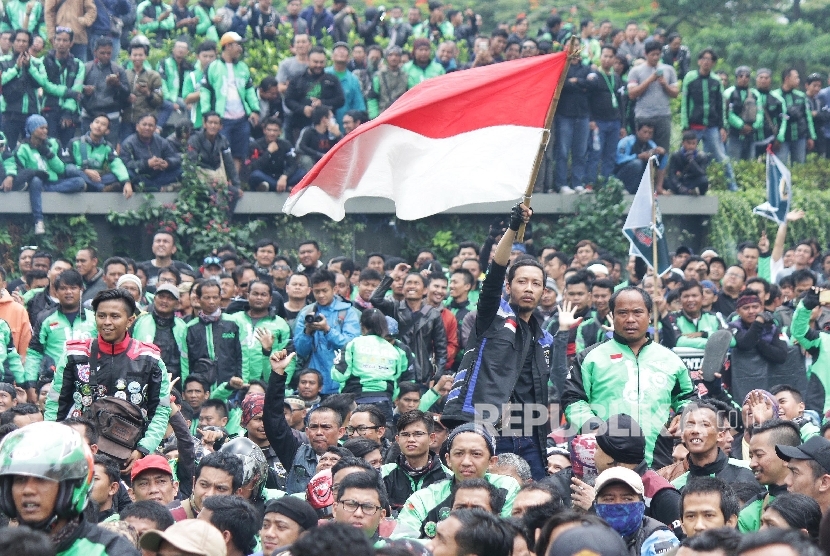 Ribuan pengemudi trasportasi berbasisi aplikasi online menggelar aksi di depan Gedung Sate, Kota Bandung, Senin (16/10).