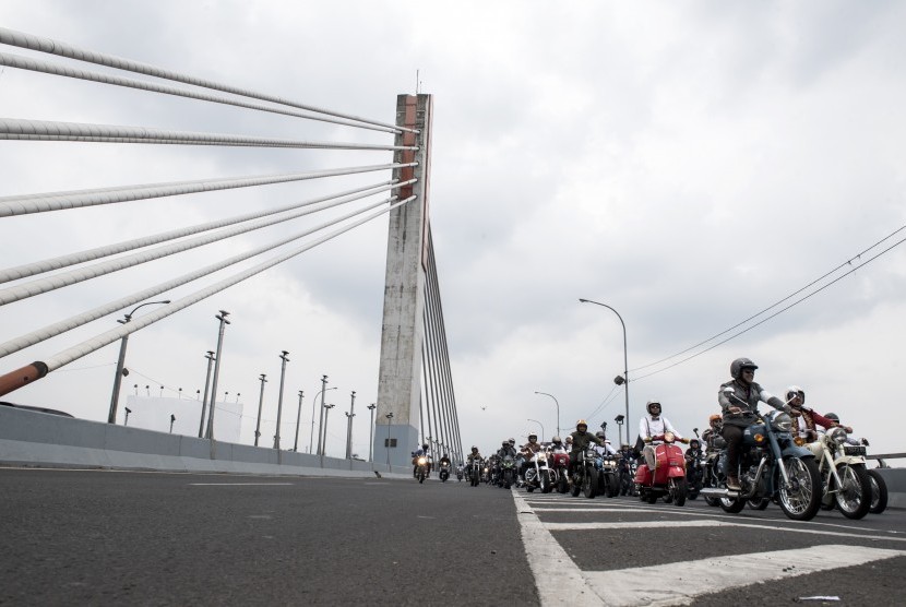 Ribuan pengendara sepeda motor klasik dan vintage melintasi jalan layang Pasopati. Nama jalan ini akan berubah menjadi Jl Prof Dr Mochtar Kusumaatmadja, pada Kamis (224/2/2022).