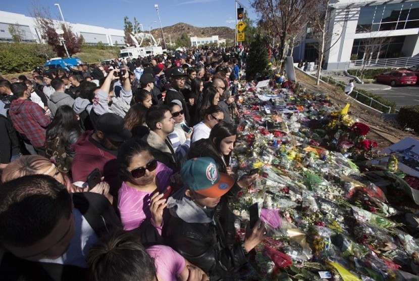   Ribuan penggemar menghadiri acara balap dan pawai kendaraan di Valencia, California, 8 Desember 2013. Acara itu untuk menghormati aktor Paul Walker dan rekannya Roger Rodas yang tewas pada satu pekan sebelumnya. 