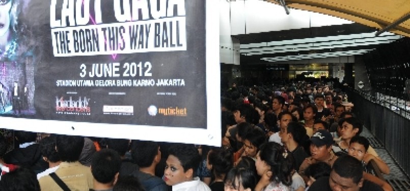 Ribuan penggemar penyanyi Lady Gaga rela mengantre presale tiket konser “The Born This Way Ball” Lady Gaga di FX Mall, Senayan, Jakarta, Sabtu (10/3). 