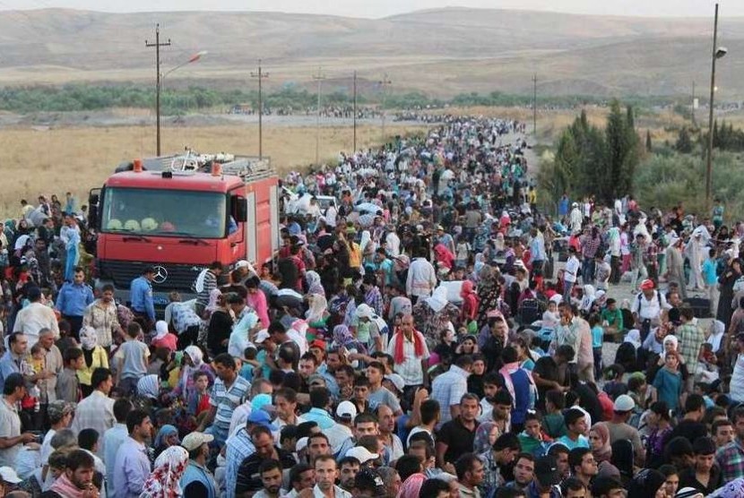 Ribuan pengungsi Suriah lari ke Turki.