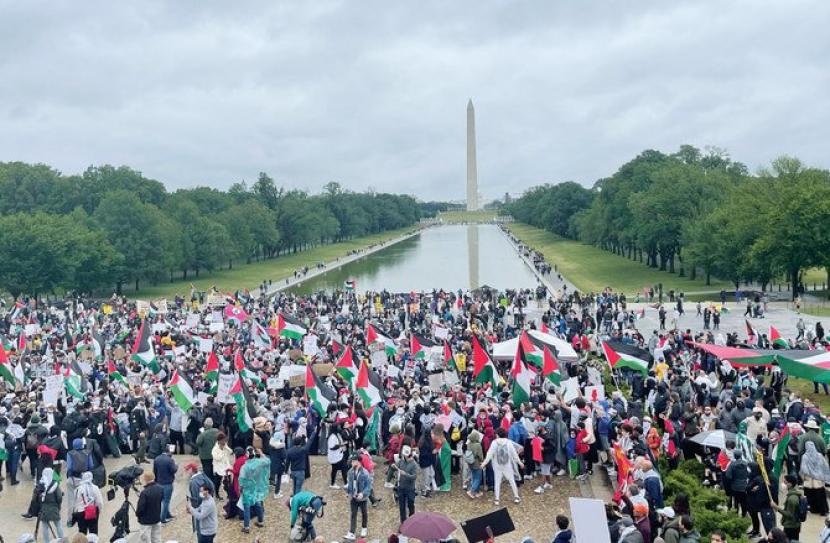 Ribuan pengunjuk rasa di Washington pada hari Sabtu menuntut pembebasan Palestina. Protes yang lebih kecil diadakan di negara bagian termasuk Iowa, Illinois, California