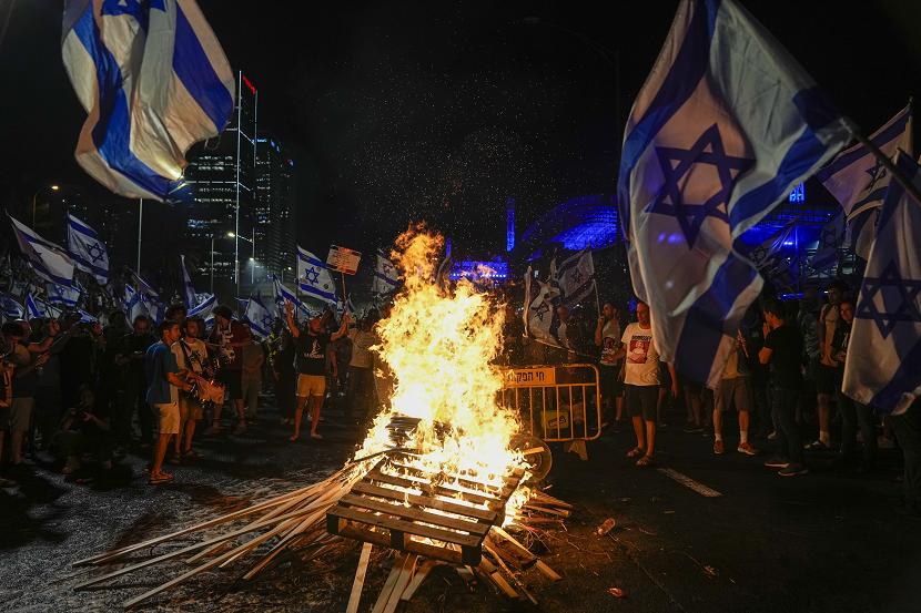 Ribuan pengunjuk rasa pada Rabu (5/7/2023) memblokir jalan raya utama Tel Aviv setelah kepala polisi Israel dipaksa mundur