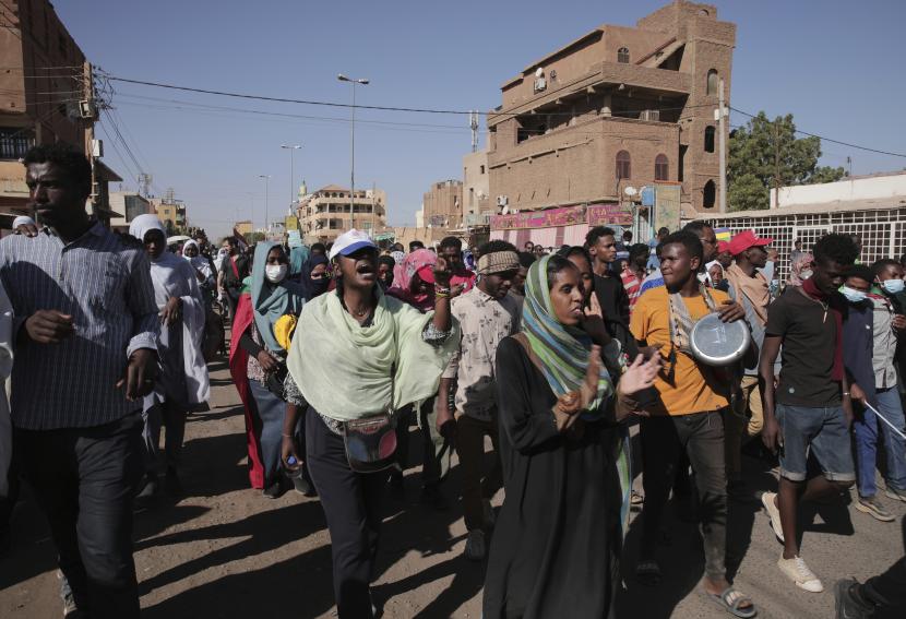 Ribuan pengunjuk rasa turun ke jalan untuk memperbarui tuntutan mereka terhadap pemerintahan sipil di ibu kota Sudan, Khartoum, Kamis, 25 November 2021.