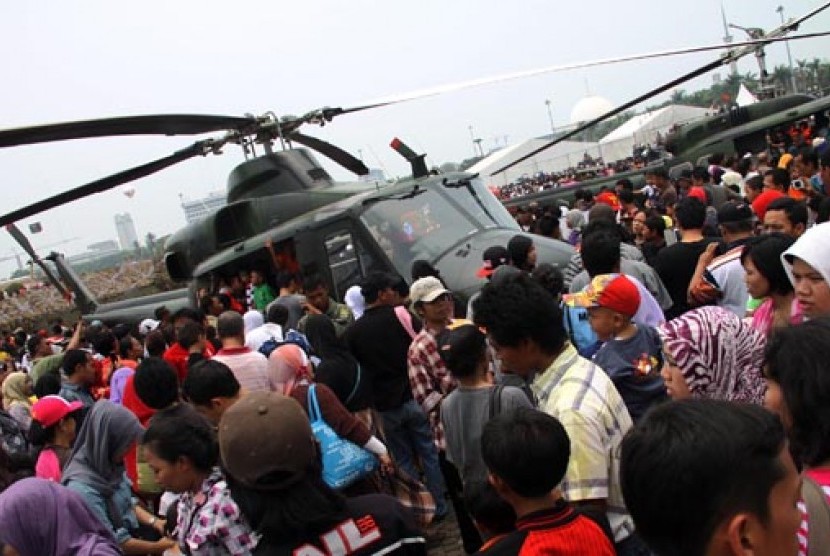 Ribuan pengunjung melihat pameran Alusiata di Kawasan Monumen Nasional (Monas), Jakarta, Ahad (7/10). Memperingati HUT TNI Ke-67