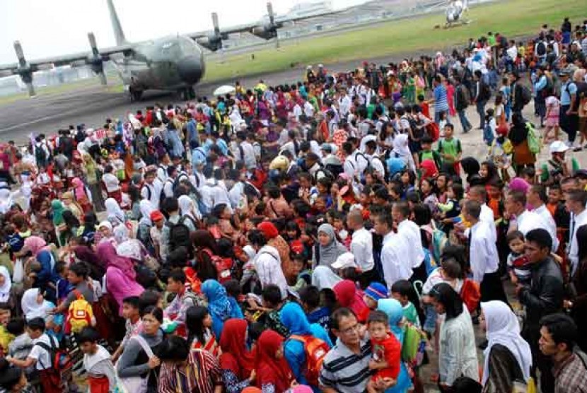   Ribuan pengunjung memadati kawasan gelaran Bandung Air Show (BAS) di Pangkalan Lanud Hisein Sastranegara, Bandung, Jabar, Jumat (28/9).
