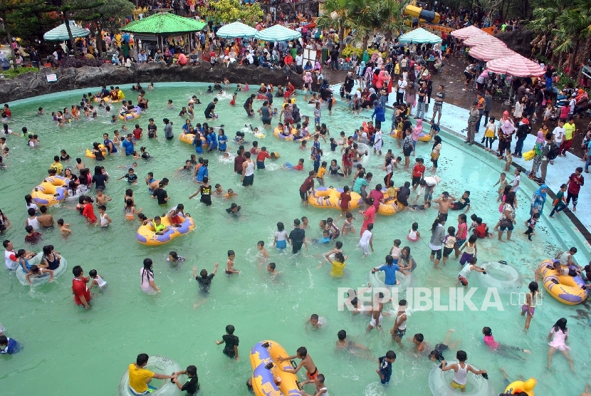 Ribuan pengunjung memadati wahana air di Taman Wisata Matahari, Jalan Raya Puncak, Cisarua, Kabupaten Bogor, Jawa Barat.