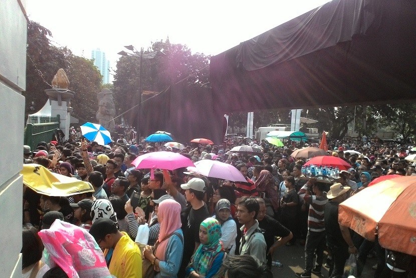 Ribuan penonton mulai padati area konser Bon Jovi di Stadion Gelora Bung Karno, Senayan, Jakarta