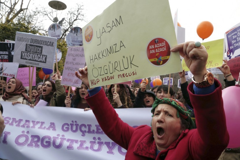 Ribuan perempuan Turki menggelar parade melawan kekerasan untuk memperingati Hari Perempuan Sedunia, Kamis (9/3).