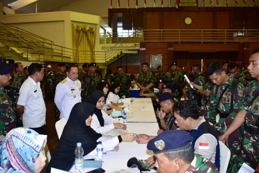Ribuan personel Komando Armada RI Kawasan Barat melaksanakan tes urine, Rabu (18/1) 