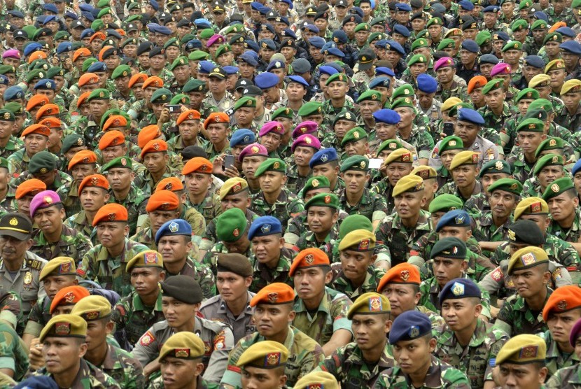 Ribuan personil TNI-Polri menyimak arahan Panglima TNI (ilustrasi).