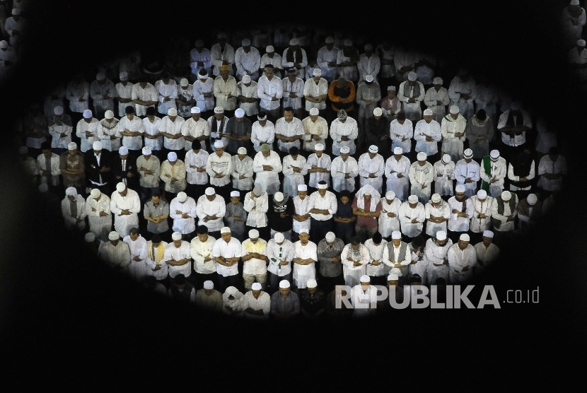  Ribuan peserta aksi 112 (12 Februari 2017) mengikuti Shalat Subuh Berjamaah di Masjid Istiqlal, Jakarta, Sabtu (11/2). 