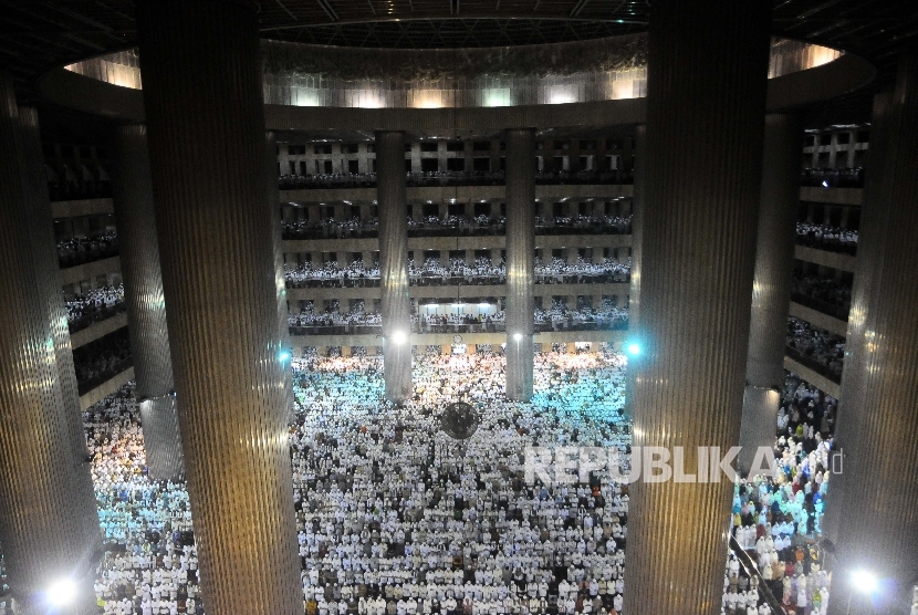 Ribuan peserta aksi 112 (12 Februari 2017) mengikuti Shalat Subuh Berjamaah di Masjid Istiqlal, Jakarta, Sabtu (11/2)