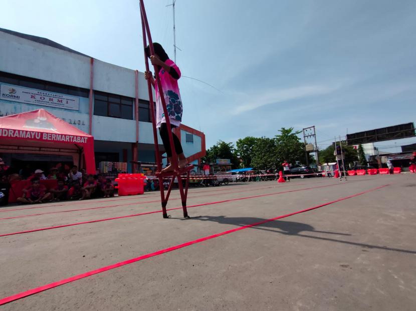Ribuan peserta antusias mengikuti Festival Olahraga Rekreasi Masyarakat Kabupaten (Forkab) Indramayu 2022. Beragam permainan tradisional pun dipertandingkan selama dua hari, 3 – 4 November 2022, di Sport Center Indramayu.