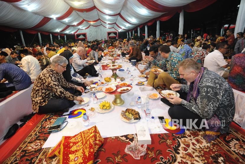 Ribuan peserta dan tamu Hari Pers Nasional (HPN) 2018 mengikuti tradisi makan Minangkabau yaitu 