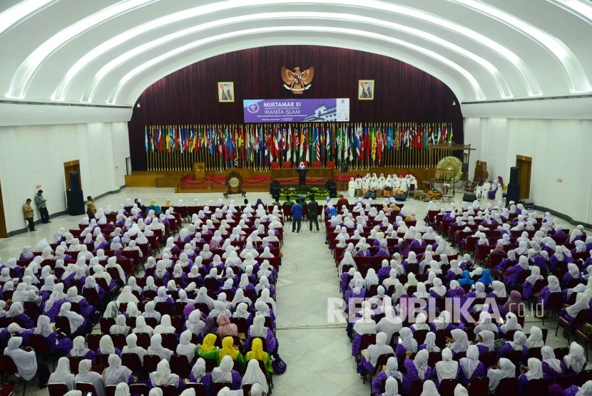 Ribuan peserta datang dari berbagai daerah di Indonesia pada Muktamar XI Seminar dan Lokakarya Nasional Wanita Islam, di Gedung Merdeka, Kota Bandung, Jumat (4/11).