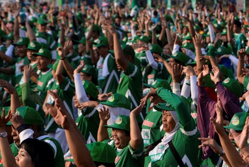 Ribuan peserta melakukan senam dansa osteoporosis pada puncak peringatan Hari Osteoporosis Nasional di Silang Monas, Jakarta Pusat, Minggu (3/11). Selain senam, peserta acara itu juga melakukan jalan sehat bersama untuk kesehatan tulang. ANTARA FOTO/FannyR