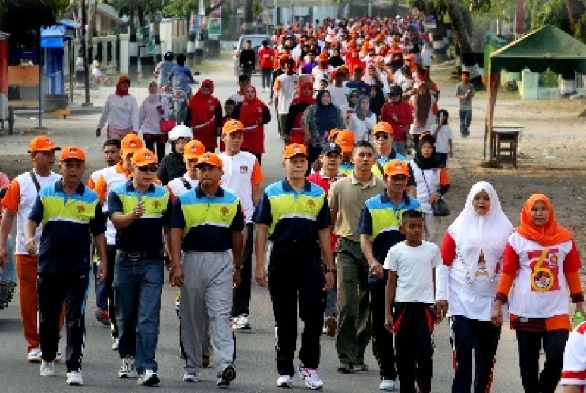 Ribuan peserta mengikuti jalan santai ketika kampanye pemilu damai di Lhokseumawe, Aceh, Minggu (9/3).