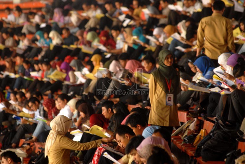  Ribuan peserta mengikuti ujian Calon Pegawai Negeri Sipil (CPNS) Kementerian Kesehatan di Stadion Gelora Bung Karno, Jakarta, Ahad (3/11).  (Republika/Rakhmawaty La'lang)