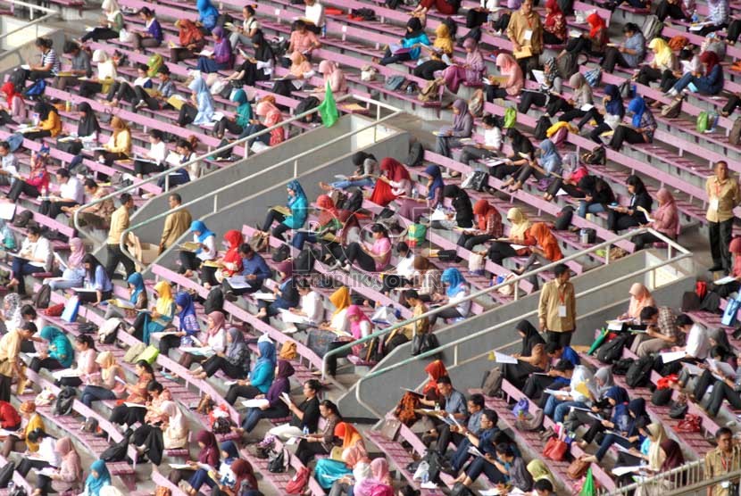  Ribuan peserta mengikuti ujian Calon Pegawai Negeri Sipil (CPNS) Kementerian Kesehatan di Stadion Gelora Bung Karno, Jakarta, Ahad (3/11).  (Republika/Rakhmawaty La'lang)