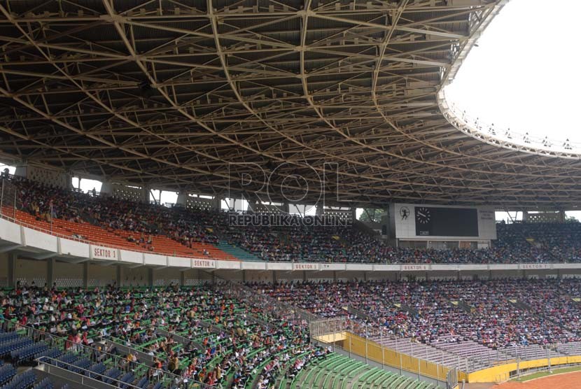  Ribuan peserta mengikuti ujian Calon Pegawai Negeri Sipil (CPNS) Kementerian Kesehatan di Stadion Gelora Bung Karno, Jakarta, Ahad (3/11).  (Republika/Rakhmawaty La'lang)