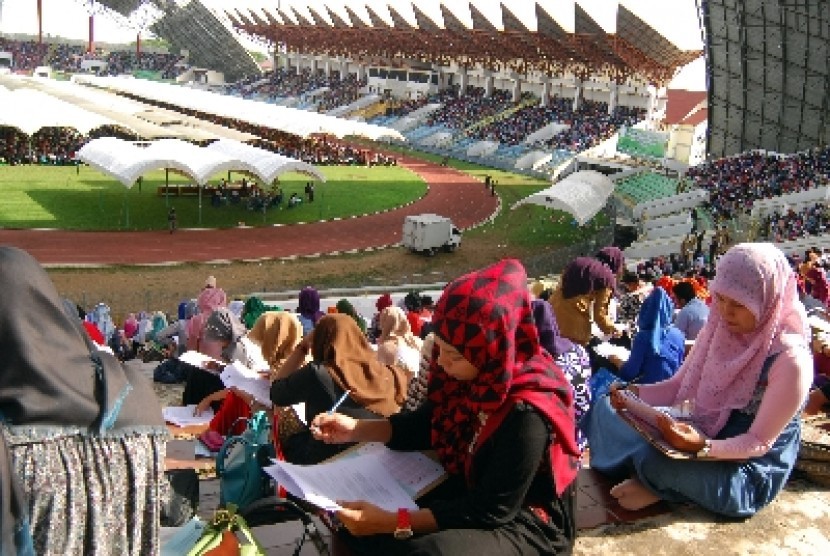 Ribuan peserta mengikuti ujian seleksi calon pegawai negeri sipil (CPNS). 