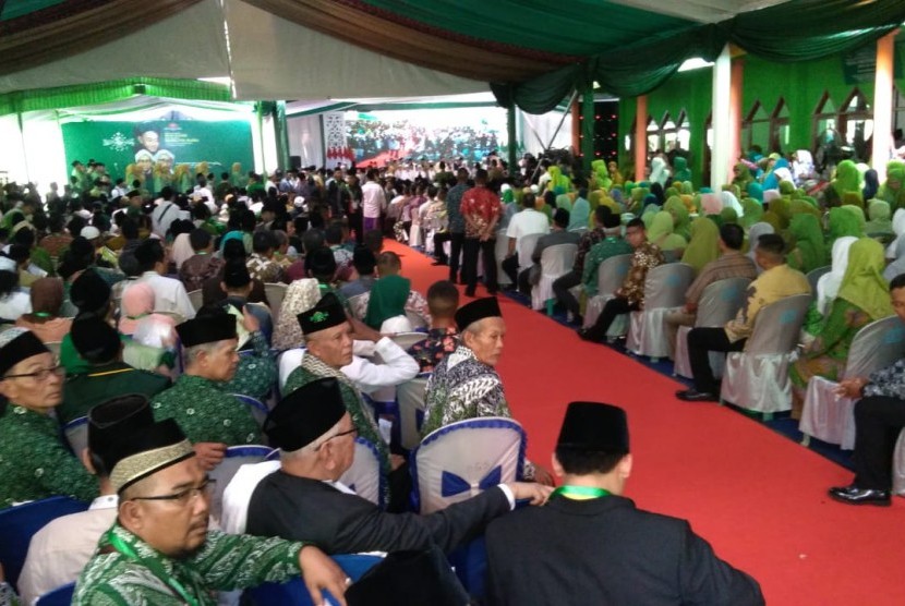 Ribuan peserta menunggu kehadiran Presiden RI Joko Widodo di acara Munas dan Kombes NU di Pesantren Miftahul Huda Al Azhar, Banjar, Jawa Barat, Rabu, (27/2). 