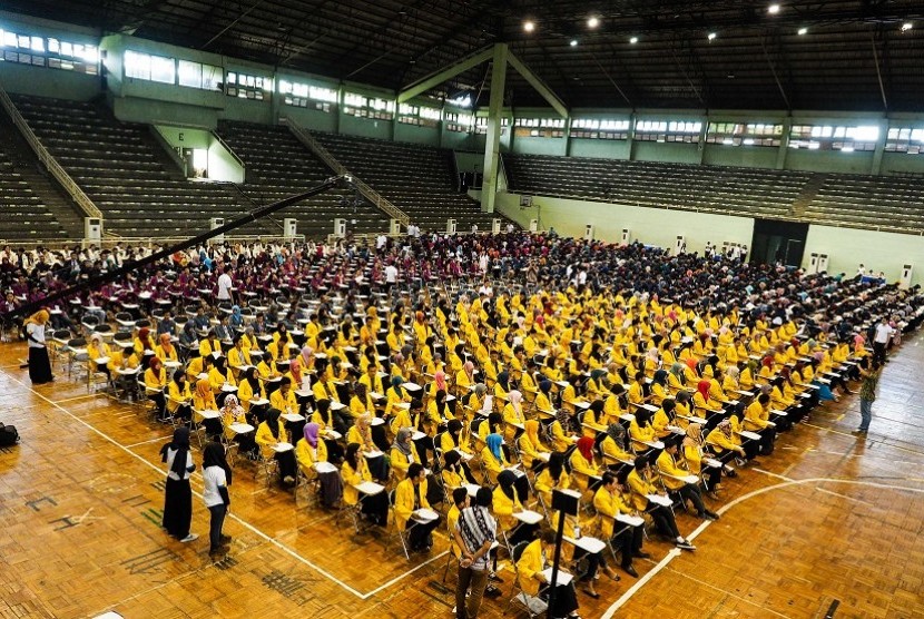 Ribuan peserta seleksi Djarum Beasiswa Plus di Semarang
