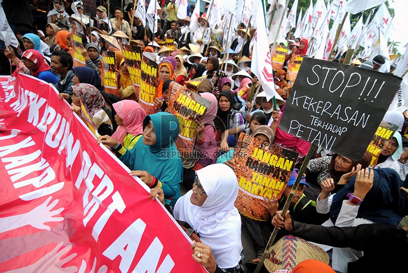 Massa yang tergabung dalam Koalisi Anti Korupsi Pertanahan (KAKP) melakukan aksi di depan gedung KPK, Jakarta, Selasa (11/2).   (Republika/ Wihdan)