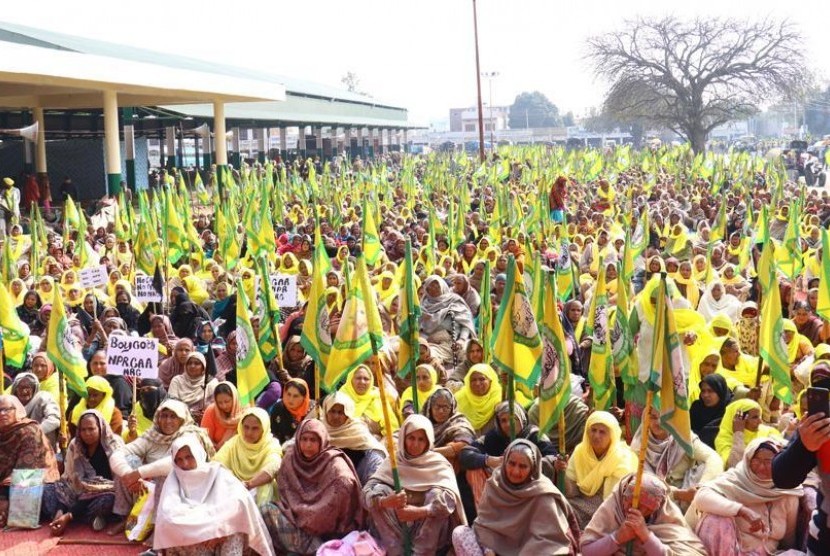 Ribuan petani dan perempuan Muslim melakukan unjuk rasa menentang RUU Kewarganegaraan India di Malerkotla, Punjab, India, Sabtu (1/2).