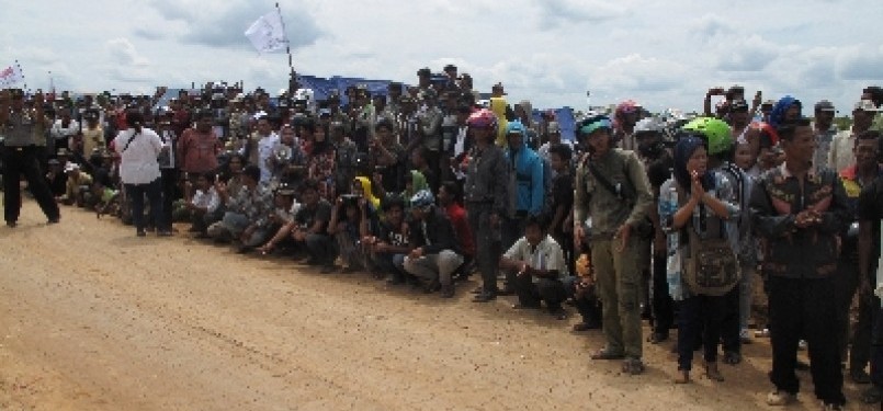 Ribuan petani Kabupaten Mesuji, Lampung, Ahad (18/12), menunggu kedatangan rombongan anggota Komisi III DPR RI di areal Hutan Register 45. 