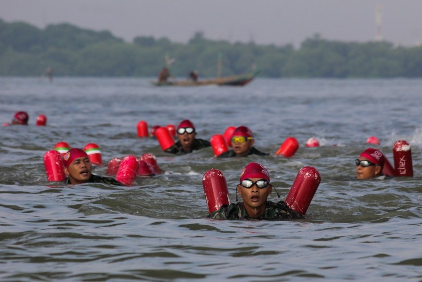Ribuan prajurit Korps Marinir TNI Angkatan Laut berenang melintasi selat Madura, Surabaya, Jawa Timur, Rabu (13/4).