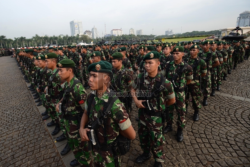  Ribuan prajurit yang terdiri dari TNI dan Polri mengikuti apel gelar pasukan pengamanan KTT Asia-Afrika di Silang Monas, Jakarta Pusat, Rabu (15/4).  (Republika/Raisan Al Farisi)