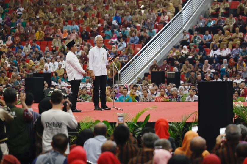 Ribuan rakyat Jawa Tengah yang terdiri dari berbagai kalangan, memberikan apresiasinya kepada Gubernur Jawa Tengah Ganjar Pranowo dan Wakil Gubernur Jawa Tengah Taj Yasin Maimoen (Gus Yasin), yang telah memimpin dan melayani rakyat Jawa Tengah dengan sepenuh hati, Selasa (5/9/2023). 