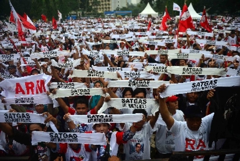 Ribuan relawan anti politik uang di Parkir Timur Senayan, Jakarta, Kamis (26/6).