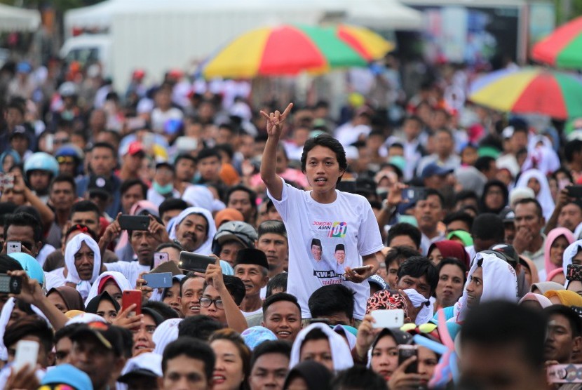 Ribuan relawan dan pendukung menghadiri deklarasi bersama seluruh relawan pemenangan Jokowi - Ma'ruf Amin di Lapangan MTQ Square, Kendari (ilustrasi) 