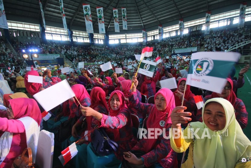 Ribuan relawan mengibarkan bendera merah putih dan JKSN pada Deklarasi Jaringan Kyai-Santri Nasional (JKSN) Provinsi Jawa Barat, di Gor C-tra Arena, Kota Bandung, Kamis (15/11).