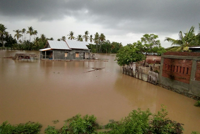 Ribuan rumah terendam banjir di Kota Bima, Kabupaten Bima dan Kabupaten Sumbawa Provinsi Nusa Tenggara Barat pada Rabu (21/12) pukul 03.00 WITA.