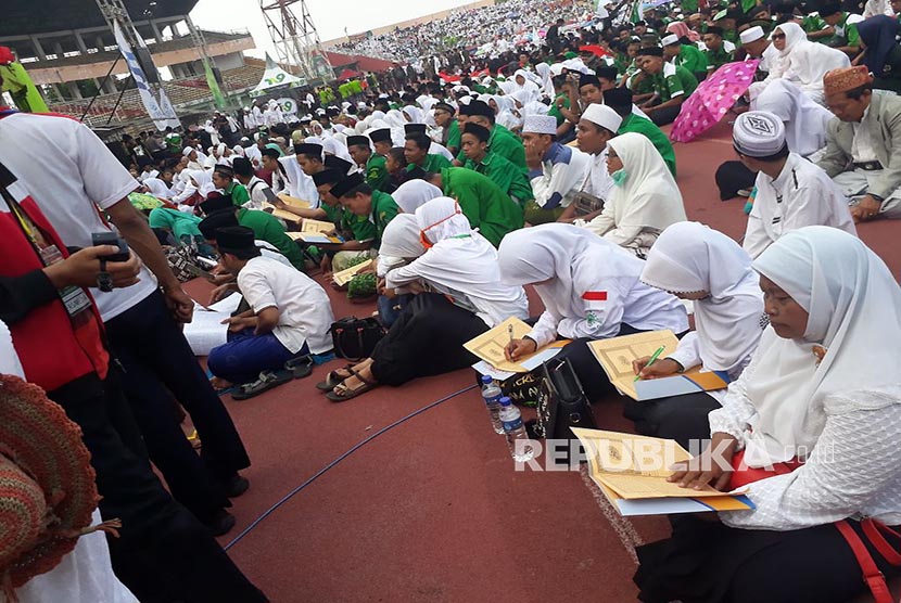  Ribuan santri asal Sidoarjo mengikuti kegiatan ngaji kitab kuning bersama dalam rangka memperingati Hari Santri di GOR Delta Sidoarjo, Jalan Pahlawan, Magersari, Sidoarjo, Ahad (22/10).