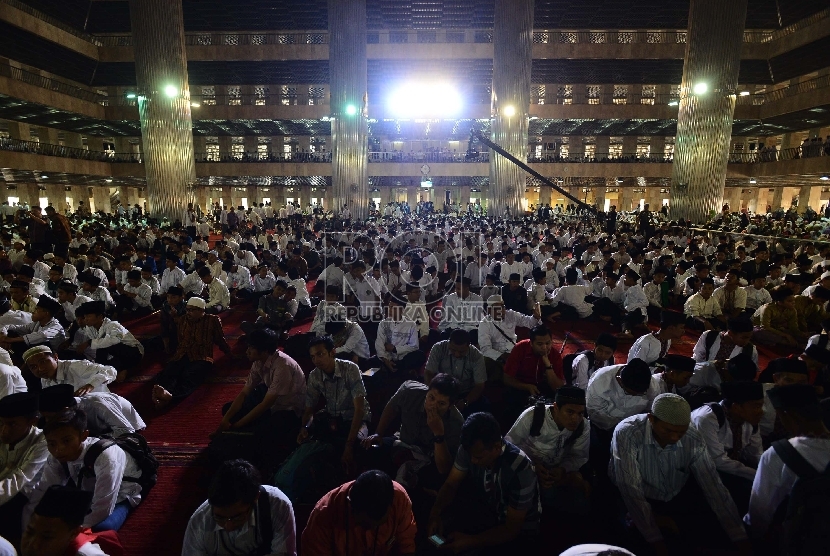 Ribuan santri berdoa bersama setelah pendeklarasian hari Santri oleh Presiden Joko Widodo di Masjid Istiqlal, Jakarta, Kamis (22/10).  (Republika/Raisan Al Farisi)