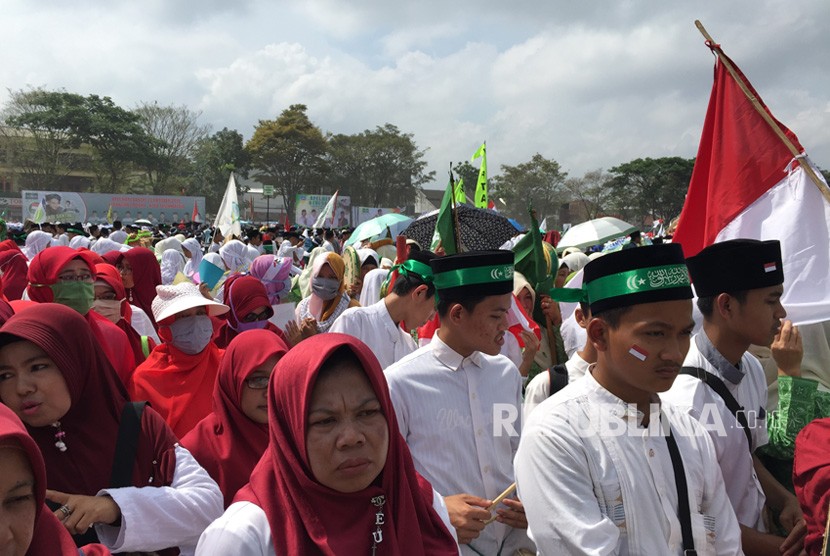 Ribuan santri dari berbagai pondok pesantren di Jawa Barat menghadiri peringatan Hari Santri Nasional di Lapang Dadaha, Kota Tasikmalaya, Jawa Barat. Kegiatan yang digelar pada Senin (22/10).