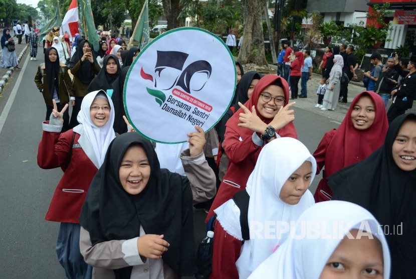 Ribuan santri dari seluruh Jawa Barat mengikuti kirab dalam rangka Hari Santri Nusantara Tingkat Provinsi Jawa Barat, di Jalan Diponegoro, Kota Bandung, Ahad (21/10).