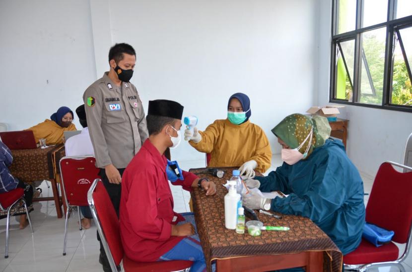 Ribuan santri dari tiga pondok pesantren di Kabupaten Cirebon, mengikuti Vaksinasi Merdeka, pada 6 – 7 September 2021. Yakni, Pondok Pesantren Gedongan, Khas Kempek dan Buntet Pesantren. 