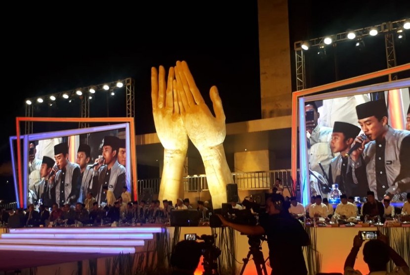 Ribuan santri melantunkan shalawat di Malam Puncak Hari Santri atau Santriversary 2019 yang digelar di Taman Lapangan Banteng, Jakarta Pusat, Senin (21/10) malam.