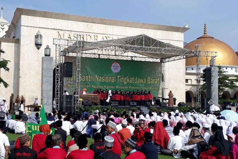 Ribuan santri memenuhi Alun-alun Bandung memperingati Hari Santri Nasional tingkat Jawa Barat, yang dihadiri Gubernur Jawa Barat Ahmad Heryawan, Kamis (26/10)