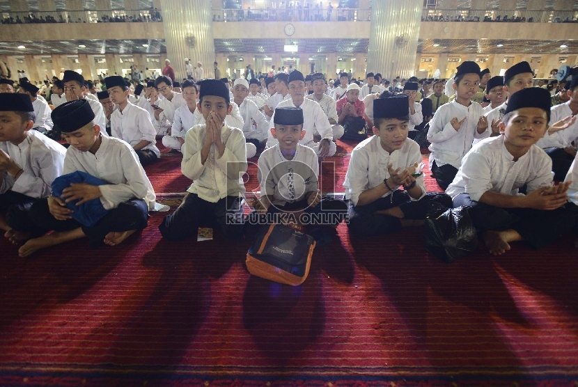  Ribuan santri mengikuti doa bersama saat deklarasi hari santri yang di deklarasikan oleh Presiden Joko Widodo di Masjid Istiqlal, Jakarta, Kamis (22/10).  (Republika/Raisan Al Farisi)