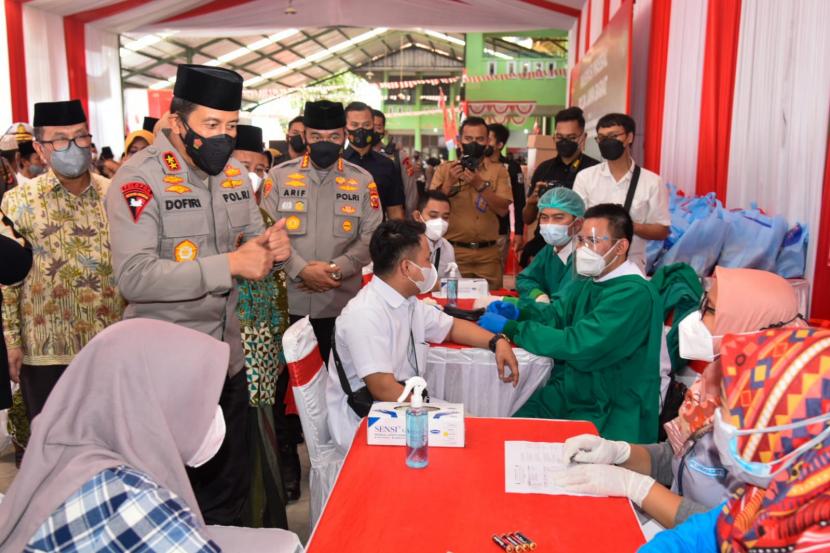 Ribuan santri Pondok Pesantren Babakan Ciwaringin, Kabupaten Cirebon, mengikuti vaksinasi Covid-19 secara massal yang digelar Polda Jawa Barat, beberapa waktu lalu.